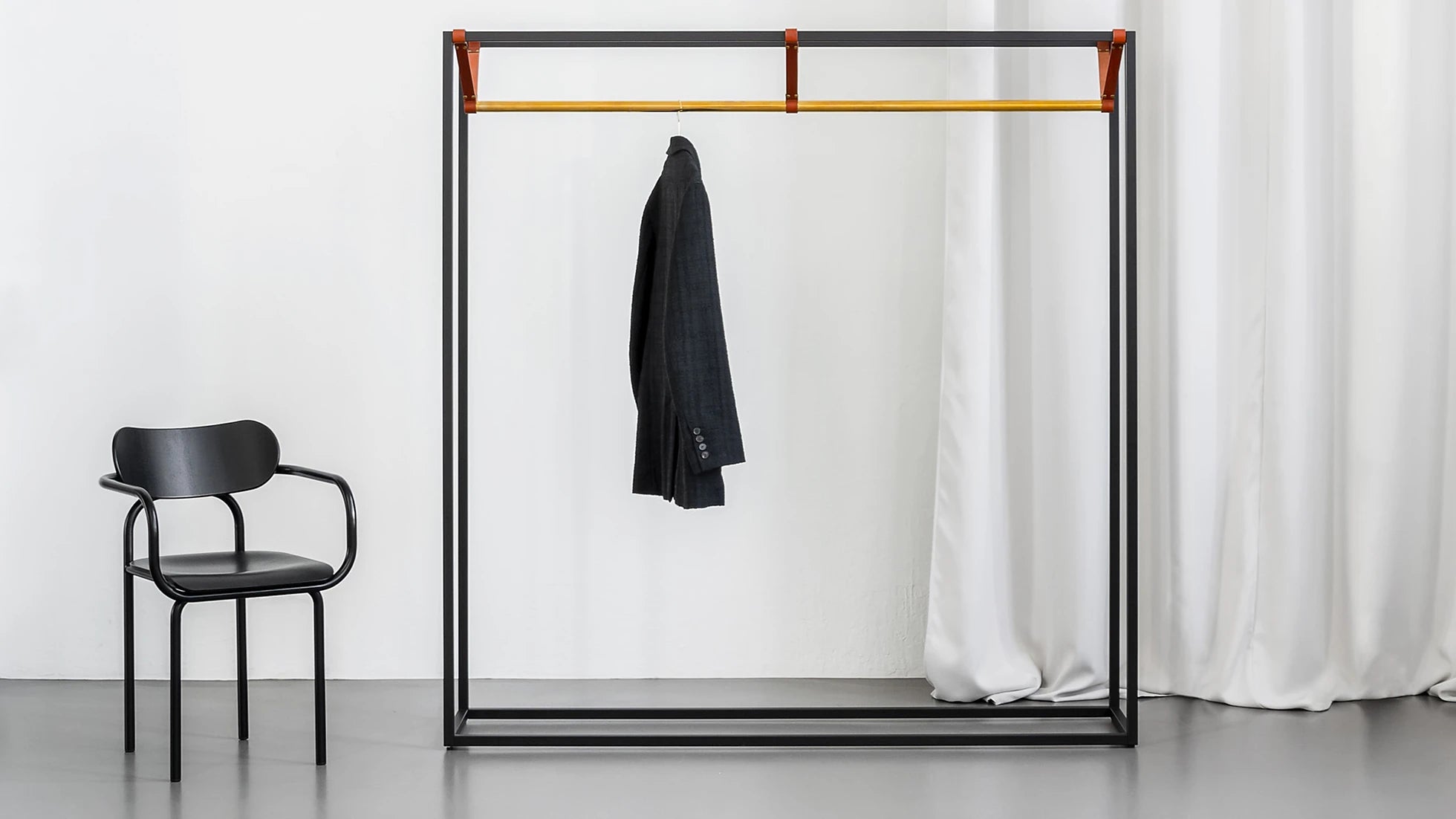 Ambientebild Gaderobe Less Mess und Stuhl Double U von Victor Foxtrot aus Hamburg