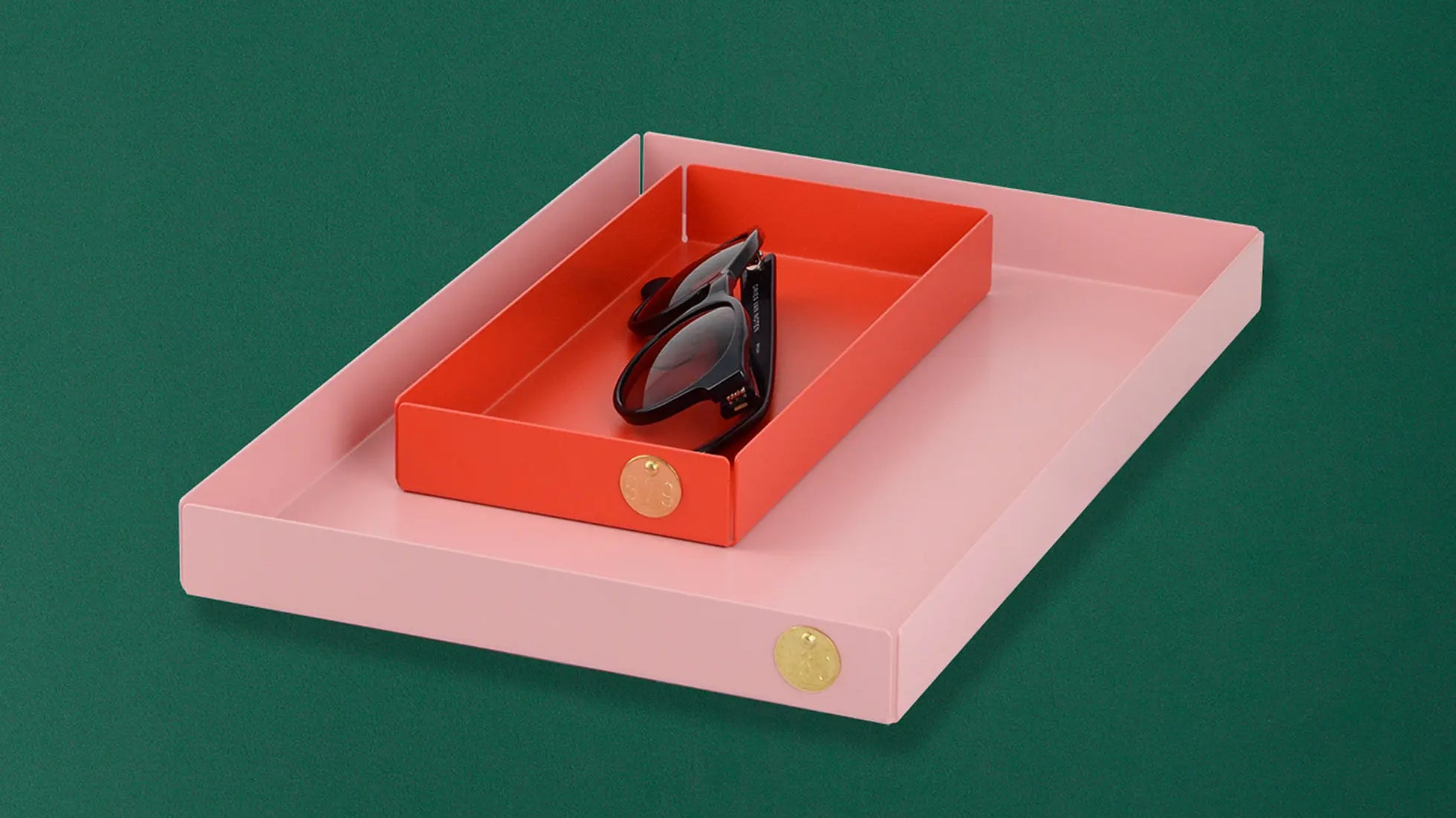 Ambientebild des Ablage Kästchen POI Tablett in Rosa und Rot von Victor Foxtrot aus Hamburg