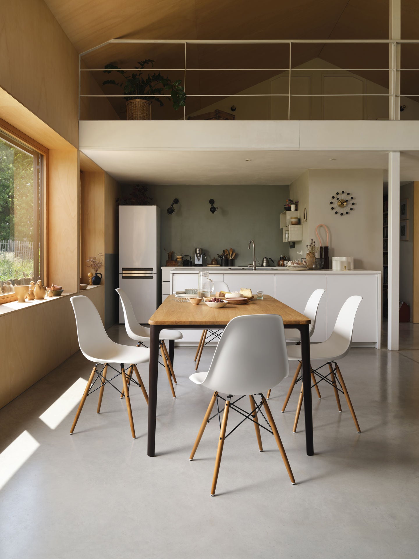 Eames Plastic Side Chair
